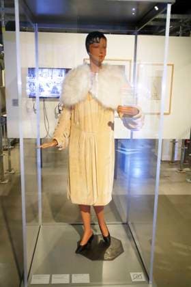 Kino der Moderne - Film in der Weimarer Republik , Ausstellung in der Kinemathek, Deutsches Filmmuseum in Berlin, Abendmantel von jenny Jugo, Berlin Deutschland, Germany