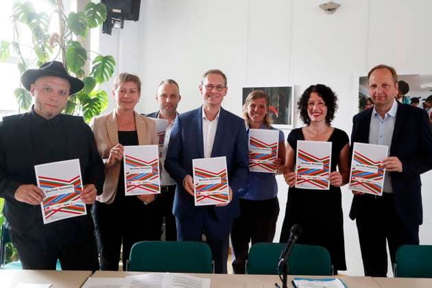 Konsens gegen Rechts, Berliner Parteivorsitzende unterzeichnen Erklaerung gegen Rechts in Berlin, PK mit Sebastian Czaja, Generalsekretaer FDP, Bruno Kramm, Landesvorsitzender Piraten, Elke Breitenbach, stellv. Parteivorsitzende Die Linke, Thomas Heilmann, stellv. Parteivorsitzender CDU, Bettina Jarasch, vor der Abgeordnetenhauswahl, Parteivorsitzende Gruene, und Bianca Klose, Mobile Beratung gegen Rechts, Berlin Deutschland, Germany