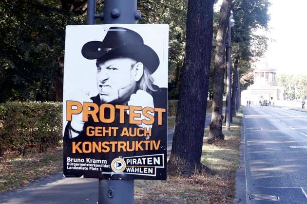 Wahlplakate zur Berliner Abgeordnetenhauswahl 2016 in Berlin, WahlPlakat der Piraten, Bruno Kramm, Landesvorsitzender, Berlin Deutschland, Germany