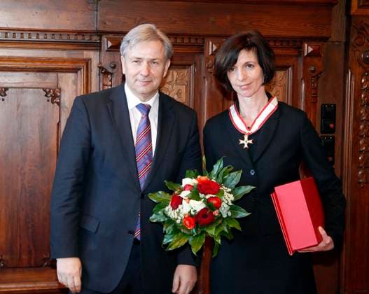 Prof. Jutta Allmendinger nachtraeglich mit dem Berliner Landesorden geehrt durch Klaus Wowereit, Allemendinger ist Praesidentin des Wissenschaftszentrums Berlin, Berlin Deutschland, Germany
