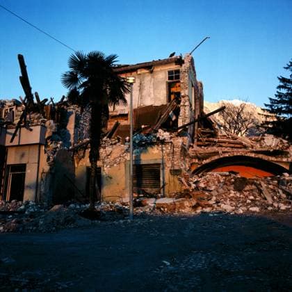 Venetien Die Folgen des Erdbebens von Friaul zeigen zerstörte Häuser und Schutt in Venetien, Italien, mit Bergen im Hintergrund, Italien um 1976. Venetien Italien Copyright: LeonorexAnder LEO_900200000844