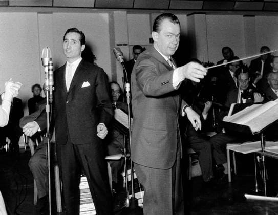 Freddy Quinn Der junge Sänger Freddy Quinn singt und wird dabei vom NDR Tanzorchester unter der Leitung von Alfred Hause begleitet, Deutschland 1957., Hamburg Hamburg Deutschland