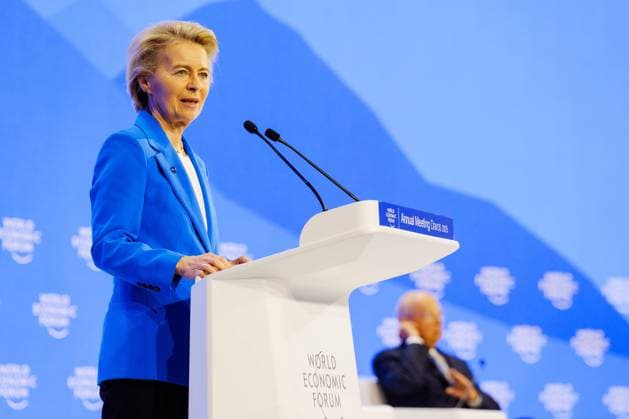 Bilder des Jahres 2025, News 01 Januar News Themen der Woche KW04 News Bilder des Tages World Economic Forum Annual Meeting 2025 in Davos Klaus Schwab, Founder and Chairman of the Board of Trustees, World Economic Forum, Switzerland; Ursula von der Leyen, President of the European Commission; speaking in Special Address by Ursula von der Leyen, President of the European Commission session at the World Economic Forum Annual Meeting 2025 in Davos-Klosters, Switzerland, 21 1 2025, 10:50 11:20 at Congress Centre - Congress Hall. Plenary. Copyright: World Economic Forum Boris Baldinger, Credit:BB Avalon Switzerland, GR, DAVOS, 46°48 36 N 9°50 3 E Copyright: xBBx xAvalonx 0956044694