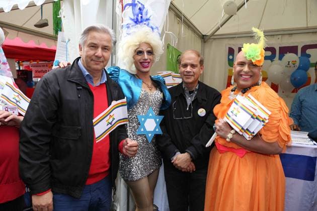 Klaus Wowereit und Yakov Hadas-Handelsman der Israelische Botschafter auf dem 23. Lesbisch - schwules Stadtfest am 20 21.06.2015 am Nollendorfplatz, Berlin. Berlin Germany