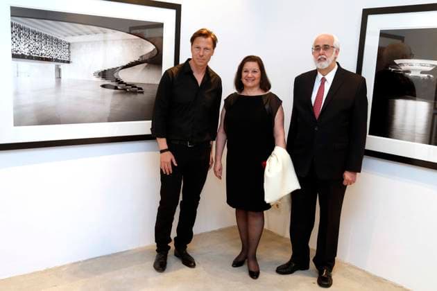 Olaf Heine, Fotograf, bei der Vernissage seiner Ausstellung BRAZIL in der Galerie CWC, Camera Work Contemporary, in Berlin, mit der brasilianischen Botschafterin Maria Luiza Ribeiro Viotti und Ehemann, Berlin Deutschland, Germany
