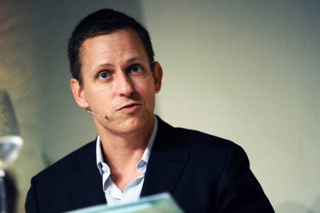 PayPal-Gruender und Risikokapitalgeber Peter Thiel spricht zusammen mit BM Philipp Roesler vor jungen Unternehmern der StartUp-Szene im Umspannwerk in Berlin Mitte. Berlin Deutschland, Germany