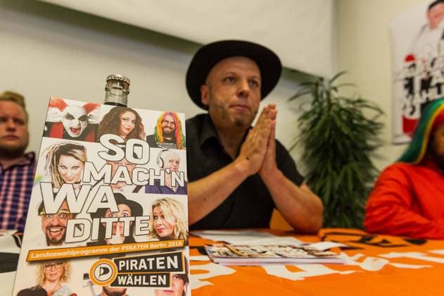 Der Spitzenkandidat der Piraten Bruno Kramm spricht während der Vorstellung des Wahlprogramms am 30.06.2016 in Berlin, Deutschland. Die Piratenpartei stellt bei der Pressekonferenz ihr Wahlprogramm und die Wahlplakate vor. Berlin Deutschland, Germany