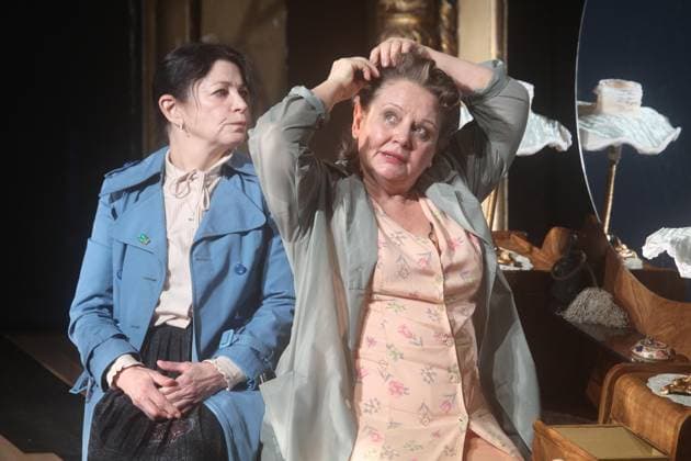 Fotoprobe DIE PRAESIDENTINNEN von Werner Schwab - Berliner Ensemble in Berlin - Ursula Hoepfner-Tabori als MARIEDL und Swetlana Schoenfeld als GRETE - Berlin Deutschland, Germany