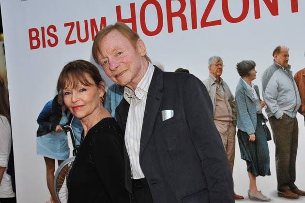 Angelica Domroese mit Otto Sander bei der Kinopremiere bis zum Horizont, dann links in der Kulturbrauerei in Berlin.roter teppich, red carpet, Berlin Deutschland, Germany