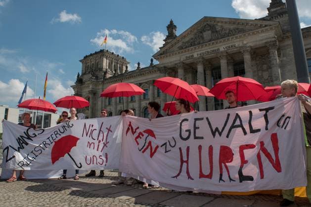 Internationalen Hurentag: Sexworker Protest gegen das Prostituiertenschutzgesetz , ProstSchG zur 1. Lesung im Bundestag in Berlin mit ein Menschenkette: Mein Koerper, Mein Bettlaken, Mein Arbeitsplatz . Berlin Deutschland, Germany