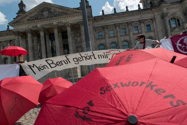 Internationalen Hurentag: Sexworker Protest gegen das Prostituiertenschutzgesetz , ProstSchG zur 1. Lesung im Bundestag in Berlin mit ein Menschenkette: Mein Koerper, Mein Bettlaken, Mein Arbeitsplatz . Berlin Deutschland, Germany