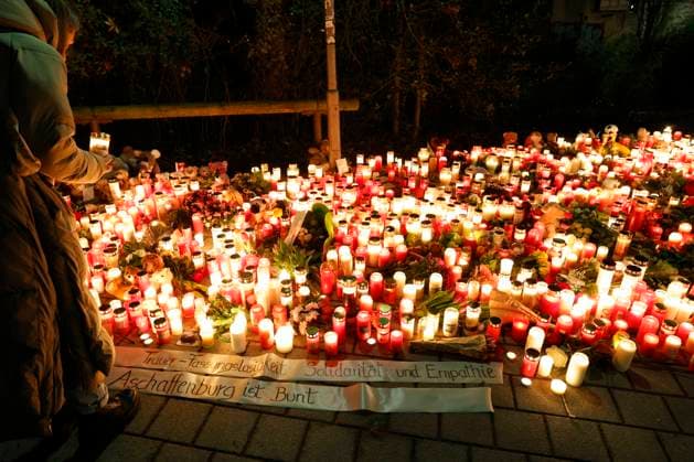 Bilder des Jahres 2025, News 01 Januar News Themen der Woche KW04 News Bilder des Tages Messerangriff im Park Schöntal 23.01.2025 Nach tödlicher Messerattacke in Aschaffenburg im Schöntalpark am Mittwoch stirbt ein zweijähriger Junge und ein 41-jähriger Mann einen Monat vor der Bundestagswahl und befeuert die Debatte um Migration und Asyl hier Anteilnahme Trauer zahlreicher Menschen am Donnerstag Abend mit Kerze und Kuscheltier Aschaffenburg Bayern Deutschland