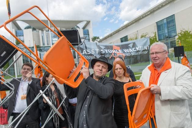 Bruno Kramm, Vorsitzender der Piratenpartei Berlin ruft zu einer Kundgebung vor dem Kanzleramt in Berlin Lasst Stuehle wackeln am Kanzleramt als Protest gegen der Zusammenarbeit im weltweiten Datenspionage von BND und NSA . Berlin Deutschland, Germany