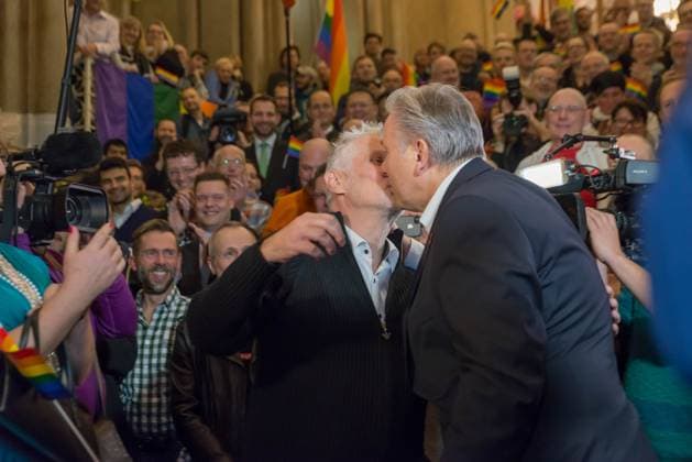 Feierliche Verabschiedung von Klaus Wowereit im Roten Rathaus in Berlin, Abschiedsfeier des Lesben- und Schwulenverbands Berlin-Brandenburg und der Berliner AIDS-Hilfe, mit Lebenspartner Joern Kubicki, Berlin Deutschland, Germany