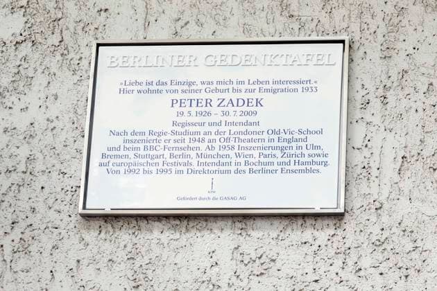 Peter Zadek, Gedenktafel in Berlin an seinem Wohnhaus enthuellt, druch Kultursenator Klaus Lederer und Tochter Miriam Zadek, Berlin Deutschland, Germany