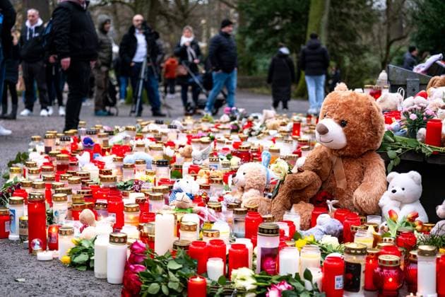 Bilder des Jahres 2025, News 01 Januar News Themen der Woche KW04 News Bilder des Tages Aschaffenburg Nach der Messerattacke in Aschaffenburg. Am Tatort liegen Trauerkerzen, Blumen und Kuscheltiere nachdem am 22. Januar 2025 in Aschaffenburg zwei Menschen, darunter ein Kind, bei einem Messerangriff getötet wurden, 24.01.2025. Copyright: xEibner-Pressefoto FlorianxWiegandx EP_FWD