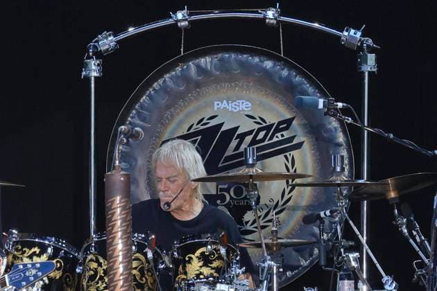 ZZ Top, im Konzert ive in der Zitadelle Spandau, Berlin, mit Billy Gibbons, Elwood Francis, Schlagzeuger Frank Beard, Berlin