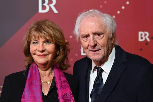 Guenther Maria HALMER (Schauspieler) mit Ehefrau Claudia. Roter Teppich,Red Carpet,Bayerischer Filmpreis 2024 am 24.01.2025 im Prinzregententheater in Muenchen.