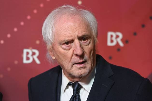 Guenther Maria HALMER (Schauspieler) , Einzelbild,angeschnittenes Einzelmotiv,Portraet,Portrait,Porträt Roter Teppich,Red Carpet,Bayerischer Filmpreis 2024 am 24.01.2025 im Prinzregententheater in Muenchen.