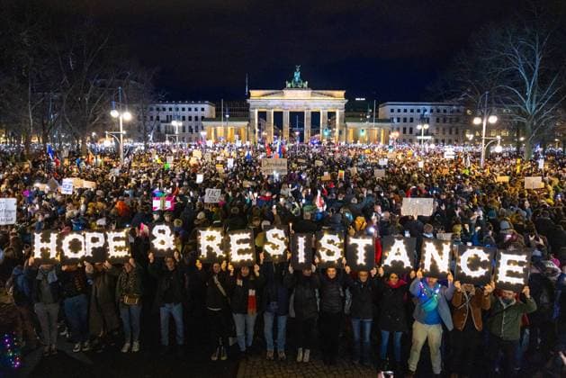 Bilder des Jahres 2025, News 01 Januar News Themen der Woche KW04 Demo Lichtermeer der Hoffnung gegen Rechtsextremismus. Deutschland, Berlin am 25.01.2025: Viele Tausende haben sich am Brandenburger Tor versammelt, um gegen Rechts zu demonstrieren. Hope & Resistance .
