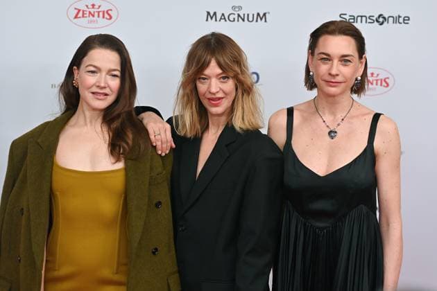 v.li:Hannah HERZSPRUNG, Heike MAKATSCH, Christiane Paul, 49.Deutscher Filmball, Roter Teppich,Red Carpet, am 25.01.2024 im H o t e l B a y e r i s c h e r H o f, M u e n c h e n.
