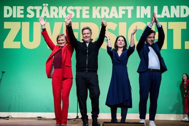 Bilder des Jahres 2025, News 01 Januar News Themen der Woche KW04 News Bilder des Tages Ausserordentliche Bundesdelegiertenkonferenz von BUENDNIS 90 DIE GRUENEN Felix Banaszak, Parteivorsitzender gemeinsam mit Annalena Baerbock, Aussenministerin , Kanzlerkandidat Robert Habeck und Franziska Brantner feiern sich zum Abschluss des Parteiprogramms zur Bundestagswahl im Rahmen der Ausserordentlichen Bundesdelegiertenkonferenz 2025 von BUENDNIS 90 DIE GRUENEN im CityCube Berlin , Berlin, 26.01.2025 Berin Berlin Deutschland