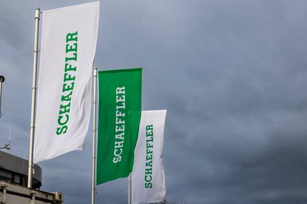 Schaeffler Unternehmenszentrale, Herzogenaurach, 26.01.2025 Das Bild zeigt drei Fahnen mit dem Logo des Unternehmens Schaeffler vor dem Sitz des global agierenden Konzerns. Schaeffler ist ein führender Zulieferer in der Automobil- und Industriebranche, spezialisiert auf Präzisionstechnik, Lager, Antriebssysteme und Innovationen in der Mobilität. Herzogenaurach Bayern Deutschland