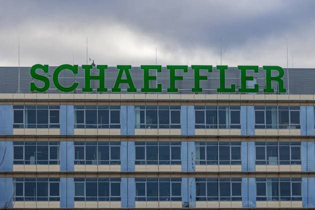 Schaeffler Unternehmenszentrale, Herzogenaurach, 26.01.2025 Logo der Schaeffler AG auf dem Dach der Unternehmenszentrale in Herzogenaurach. Schaeffler ist ein global agierender Konzern und ein führender Anbieter in den Bereichen Automobil- und Industrieanwendungen. Das Unternehmen ist bekannt für seine Innovationen in Präzisionstechnik, Antriebssystemen und nachhaltiger Mobilität und zählt zu den bedeutenden Arbeitgebern der Region. Herzogenaurach Bayern Deutschland