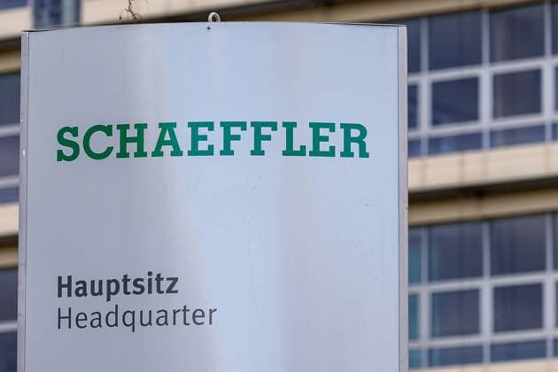 Schaeffler Unternehmenszentrale, Herzogenaurach, 26.01.2025 Logo der Schaeffler AG und der Aufschrift Hauptsitz vor der Unternehmenszentrale in Herzogenaurach. Schaeffler ist ein weltweit führender Konzern in der Automobil- und Industriebranche. Herzogenaurach Bayern Deutschland