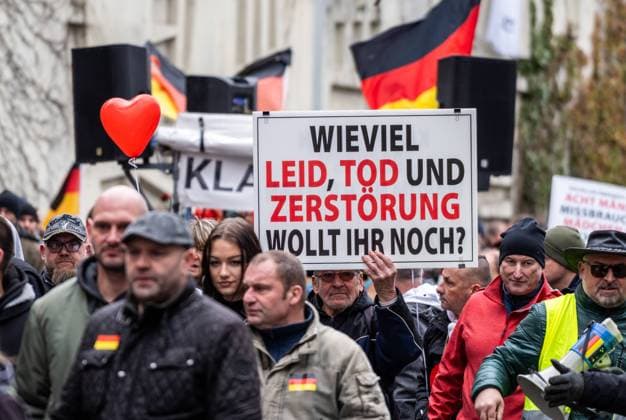 Gedenken an die Opfer und ihre Angehörigen in Aschaffenburg, Demonstration und Marsch nach Messerattacke gegen aktuelle Regierung und politisches Handeln. Protestplakat auf rechter Demonstration in Aschaffenburg: Wieviel Leid, Tod und Zerstörung wollt ihr noch?