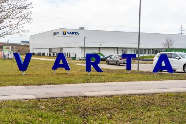 Das Varta-Werk in Nördlingen, eine Produktionsstätte der VARTA AG, spezialisiert auf die Herstellung von Batterien, mit prominentem Firmenschild im Vordergrund