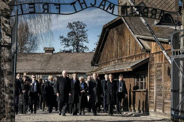 Bilder des Jahres 2025, News 01 Januar News Themen der Woche KW05 News Bilder des Tages Oswiecim, Kleinpolen (Malopolskie), Polen, 27.01.2025: Gedenkstätte KZ Auschwitz-Birkenau: Erinnerung an 80 Jahre Befreiung des Konzentrationslagers: Eine Delegation (u.a. mit Bundeskanzler Olaf Scholz (SPD) und Bundespräsident Frank-Walter Steinmeier) betritt das ehemalige Konzentrationslager durch das Tor mit dem Schriftzug Arbeit macht frei .