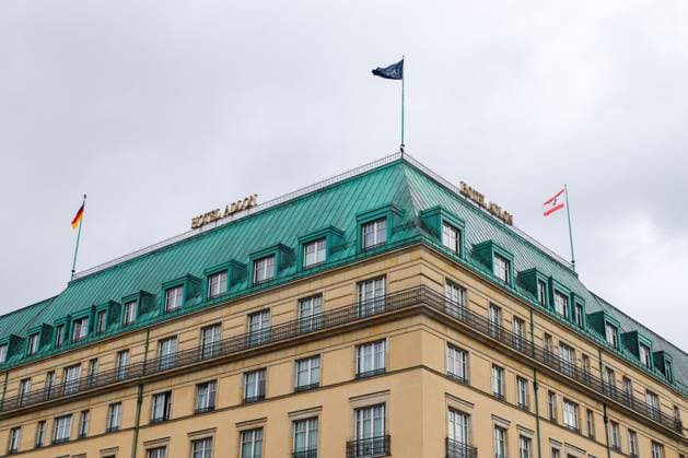 Berlin, Deutschland - 03. Oktober 2024: Hotel Adlon Kempinski weht die deutsche Flagge in Berlin, Deutschland