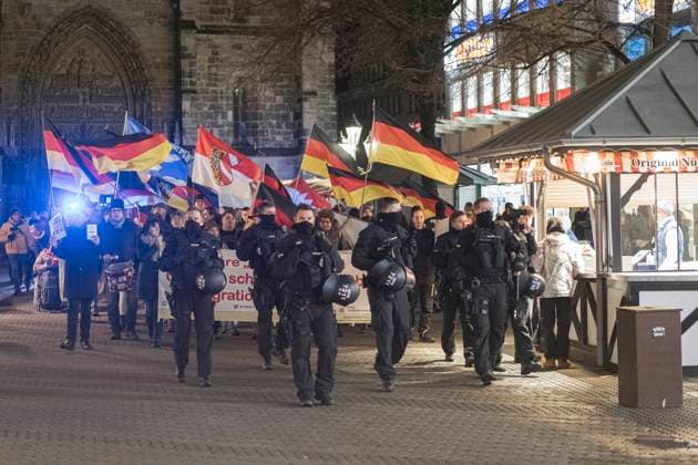 Bilder des Jahres 2025, News 01 Januar News Themen der Woche KW05 News Bilder des Tages 27.01.2025, Rechtsextreme Demo Gegendemo, Nürnberg: Zur montäglichen rechtsextremen Versammlung des Nürnberger selbsternannten Team Menschenrechte kamen am Abend ca. 150 Personen. Eine aus dem linken Spektrum organiserte Gegendemo sammelte sich mit etwa 400 Personen. Im Laufe des Abends versuchten die Gegendemonstrant:innen mehrfach auf die Aufzugsstrecke der Rechtsextremen zu gelangen. Um dies zu verhindern setzte die Polizei mehrfach den Schlagstock sowie Pfefferspray ein. Bayern Deutschland Rechtsextreme Demo _ Gegedemo Nürnberg 27.01.2025-09
