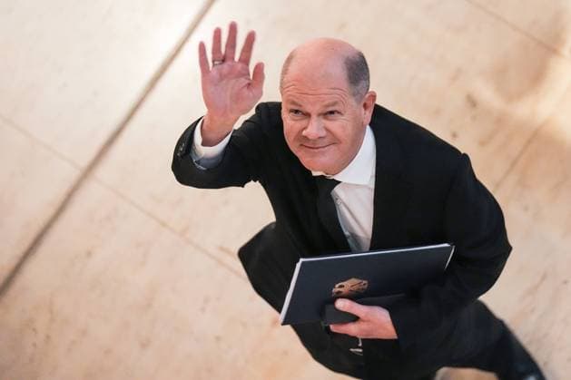 News Bilder des Tages Deutscher Bundestag, 209. Plenarsitzung Bundeskanzler Olaf Scholz (SPD) winkt mit Mappe unter dem Arm in der Westlobby des Bundestages einer Jungendgruppe oben auf der Besucherebene, nachdem sie ihn lautstark gerufen haben, nach einer namentlichen Abstimmung bei der 209. Sitzung des Deutschen Bundestag in Berlin, 29.01.2025 Berlin Berlin Deutschland