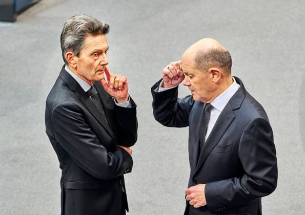 Bilder des Jahres 2025, News 01 Januar News Themen der Woche KW05 News Bilder des Tages Migrationsdebatte im Bundestag: Rolf Mützenich + Olaf Scholz EUR, DEU, Berlin, 29.01.2025: Bundeskanzler Olaf Scholz im intensiven Gespräch mit Rolf Mützenich Vorsitzender der SPD-Bundestagsfraktion. Vor Beginn der Migrationsdebatte im Bundestag.