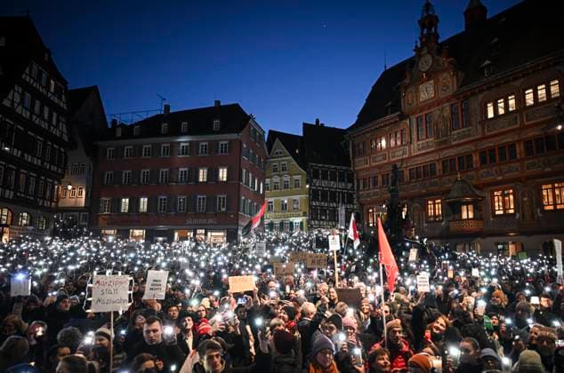 Bilder des Jahres 2025, News 01 Januar News Themen der Woche KW05 News Bilder des Tages Tuebingen 31.01.2025 Demo, die Brandmauer brennt, Lichtermeer fuer Menschenrechte und Demokratie auf dem Tuebinger Marktplatz. Uebersicht, Tausende von Demonstranten mit Lichtermeer vor dem Rathaus (re)