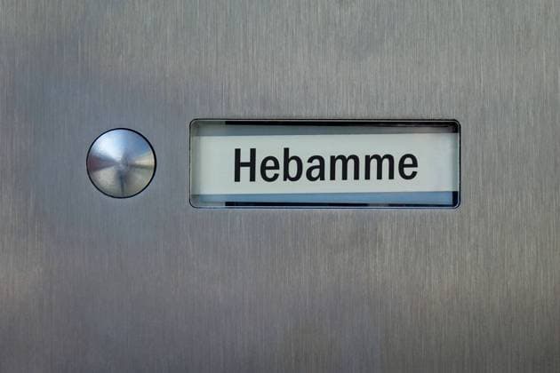 Klingelschild mit dem Schriftzug Hebamme Klingelschild mit dem Schriftzug Hebamme, 02.02.2025, Borkwalde, Brandenburg, In einem Klingelschild befindet sich der Schriftzug Hebamme.