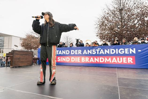 Bilder des Jahres 2025, Entertainment 02 Februar Entertainment Themen der Woche KW05 Entertainment Bilder des Tages 2024-02-02,Berlin,Demo Aufstand der Anständigen: Rettet die Brandmauer! Protest gegen die CDU,Nina Chuba Deutsche Musikerin und Sängerin