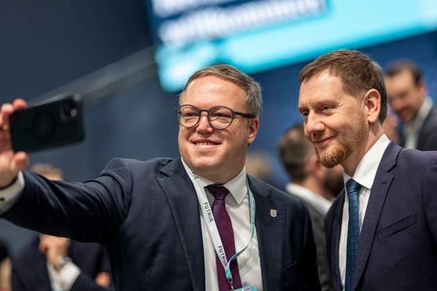 Mario Voigt, Ministerpraesident von Thueringen, und Michael Kretschmer, Ministerpraesident von Sachsen, aufgenommen im Rahmen des CDU-Parteitages in Berlin, 03.02.2025. Auf dem Parteitag soll ein Sofortprogramm verabschiedet werden, welches nach einer erfolgreichen Wahl der CDU zur Bundestagswahl schnell umgesetzt werden soll. Berlin Deutschland Copyright: xFlorianxGaertnerx