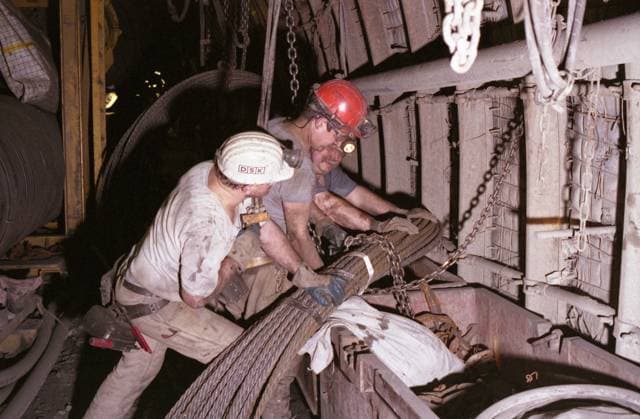 Bergleute der Deutschen Steinkohle AG (DSK) arbeiten am 29.1.2007 im Feld Falscheid des Bergwerks Saar unter Tage im Steinkohlebergbau.