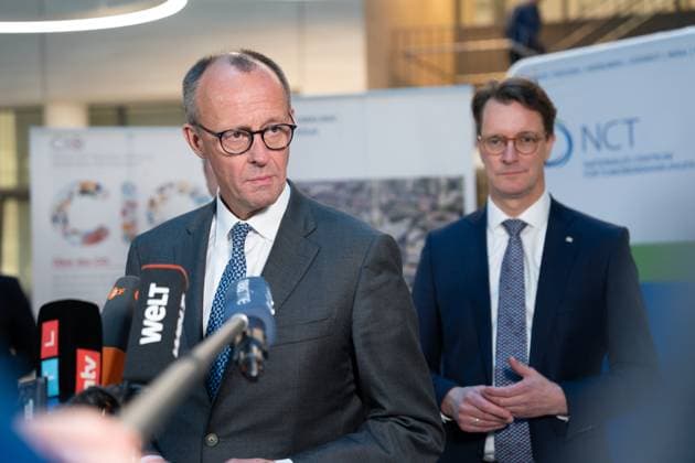 News Bilder des Tages Kanzlerkandidat Freidrich Merz besucht der Uniklinik Koeln Vorsitzenden der CDU Deutschlands Friedrich Merz MdB gemeinsam mit Ministerpraesident von NRW Hendrik Wuest bei der Pressekonferenz im Anschluss an seinen Besuch in der Uniklinik Köln, Koeln, 04.02.2025 Koeln NRW Deutschland