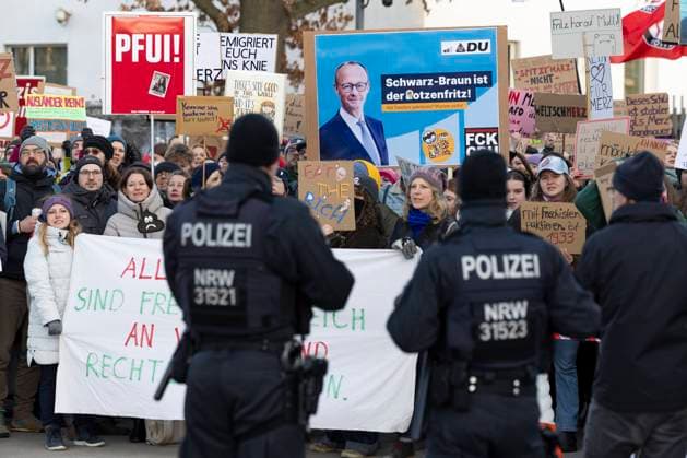 Bilder des Jahres 2025, News 02 Februar News Themen der Woche KW06 News Bilder des Tages Demonstration, Protest gegen den aktuellen Kurs der CDU und deren Kanzlerkandidat Friedrich Merz, Polizei, CDU Wahlkampf Bundestagswahl, am 04.02.2025 vor dem W o r l d C o n f e r e n c e C e n t e r WCCB in Bonn Deutschland.