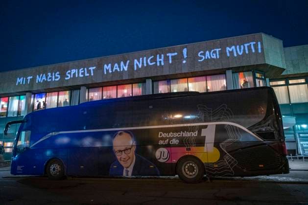 Bilder des Jahres 2025, News 02 Februar News Themen der Woche KW06 News Bilder des Tages Rund 350 Teilnehmer demonstrieren am Donnerstag (06.02.2025) am Busbahnhof in St. Ingbert während einer Wahlkampfveranstaltung von CDU Spitzenkandidat Friedrich Merz in der Stadthalle in St. Ingbert gegen die derzeitige Migrationspolitik der CDU und die aus ihrer Sicht in diesem Zusammenhang stattfindende Zusammenarbeit mit der AfD. Aufgerufen zu der Kundgebung haben die Omas for Future, die Omas gegen Rechts Saar und die Initiative Aufstehen gegen Rechts Mandelbachtal. Auf die Fassade der Stadthalle werfen Unbekannte während die CDU-Veranstaltung läuft Schriftzüge wie Black Rock Matters und Mit Nazis spielt man nicht sagt Mutti .
