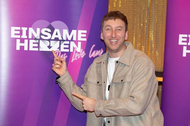 FRESHTORGE (Torge OELRICH), Hauptdarsteller, ZDF, Zweites Deutsches Fernsehen, Roter Teppich, Red Carpet Show, Ankunft, arrival, Filmpremiere EINSAME HERZEN - DAS LOVECAMP, am 06.02.2025 im Cinenova-Kino in Koeln.