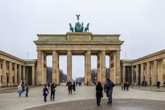 Brandenburger Tor, Berlin, 05.02.2025 Das Brandenburger Tor, an einem bewölkten Tag. Das Wahrzeichen der Stadt mit der Quadriga-Skulptur auf dem Dach steht im Zentrum der Aufnahme. Mehrere Touristen und Passanten sind auf dem Platz davor zu sehen, einige machen Fotos, andere spazieren oder unterhalten sich. Berlin-Mitte Berlin Deutschland
