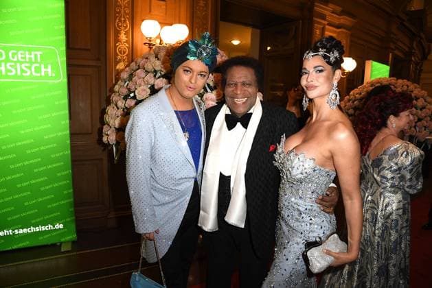 Bilder des Jahres 2025, Entertainment 02 Februar Entertainment Themen der Woche KW06 Entertainment Bilder des Tages Julian F. M. Stoeckel, Roberto Blanco und Micaela Schaefer beim Semper Opernball am 07.02.2025 in Dresden Semper Opernball 2025 in Dresden