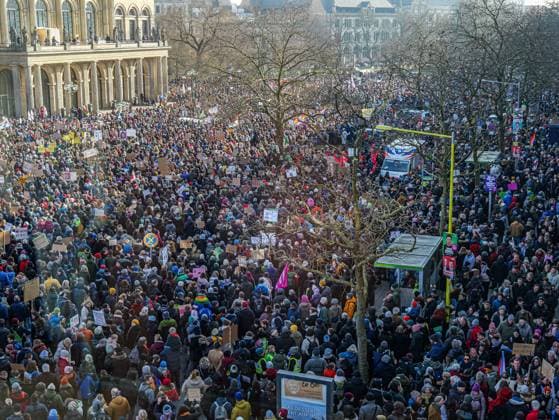Bilder des Jahres 2025, News 02 Februar News Themen der Woche KW06 24.000 Menschen bei Demo gegen Rechts in Hannover Der Opernplatz und die Innenstadt waren mit den rund 24.000 Demonstranten dicht an dicht gefüllt. Copyright: xBerndxGüntherx