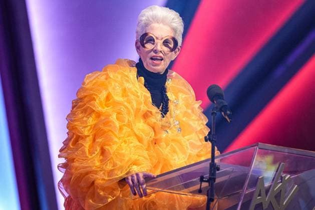 Bilder des Jahres 2025, Entertainment 02 Februar Entertainment Themen der Woche KW06 Entertainment Bilder des Tages 75. Verleihung des Ordens WIDER DEN TIERISCHEN ERNST in Aachen Marie-Agnes Strack-Zimmermann als Iris Apfel bei ihrem Auftritt bei der 75. Verleihung des Ordens WIDER DEN TIERISCHEN ERNST im Aachener Eurogress, Aachen, 08.02.2025 Aachen NRW Deutschland