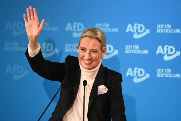 Bilder des Jahres 2025, News 02 Februar News Themen der Woche KW06 News Bilder des Tages Alice Weidel (Kanzlerkandidatin der AfD), winkt, Einzelbild,angeschnittenes Einzelmotiv,Halbfigur,halbe Figur, AfD Wahlkampf -Veranstaltung am 09.02.2025 in Heidenheim